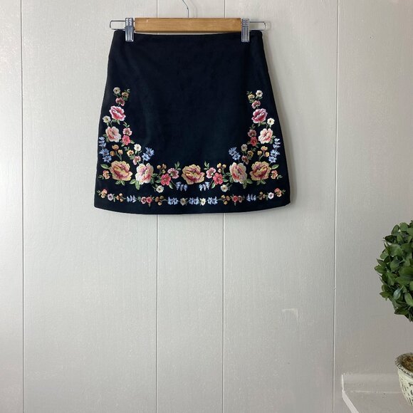 Forever 21 Embroidered Floral Black Suede Mini Skirt Size X-Small - Picture 8 of 8